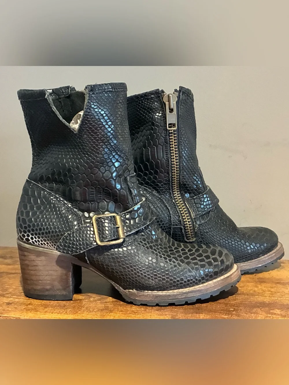Freebird by Steven Carlito Black Reptile Embossed Leather Ankle Boots Size 6